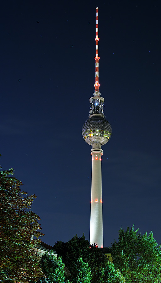 Berliner Fernsehturm bei Nacht