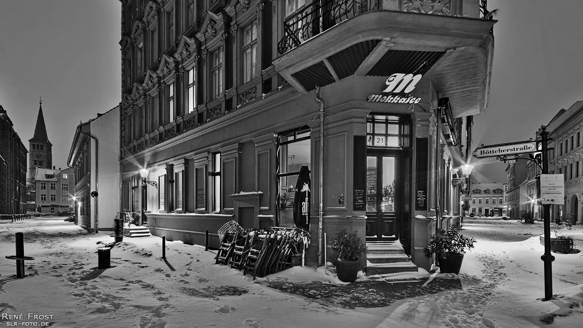 Nachts in der verschneiten Grünstraße Ecke Böttcherstraße