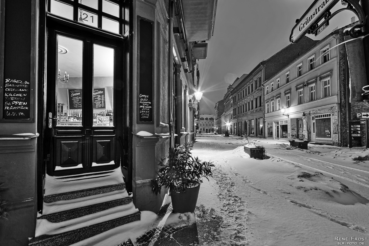 Nachts in der verschneiten Grünstraße