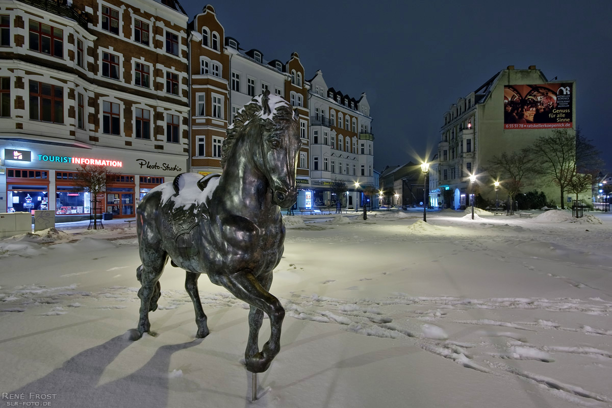 verschneiten Schlossplatz in der Altstadt von Köpenick bei Nacht