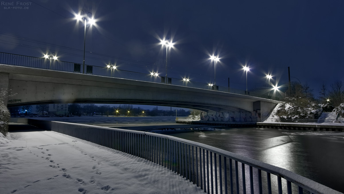 Köpenicker Dammbrücke in einer Winternacht