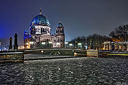 Berliner Dom bei Nacht