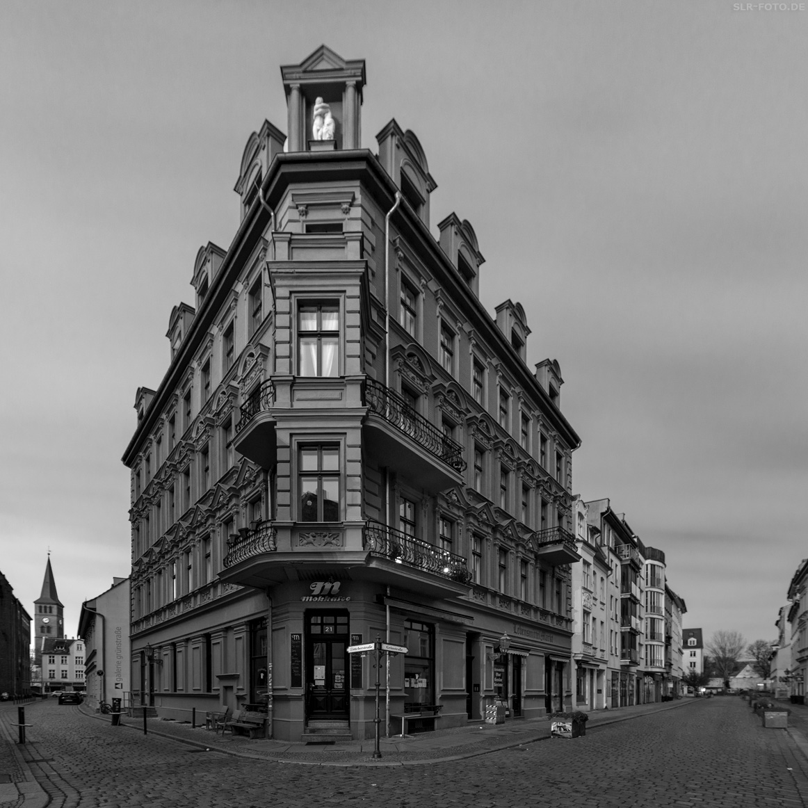 Grünstraße und Böttcherstraße in Köpenick ohne Straßenbeleuchtung bei Vollmond