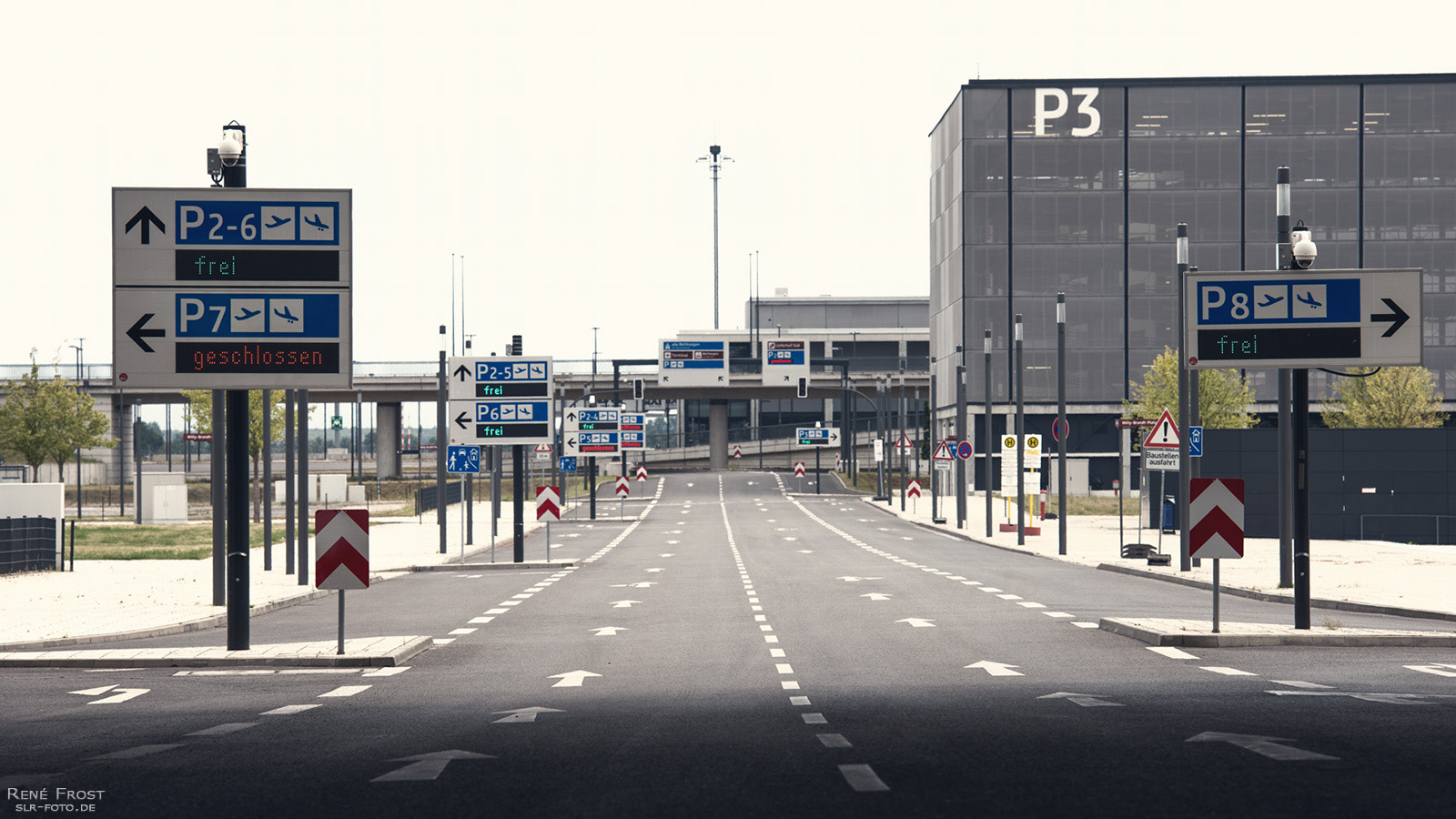 menschenleere Zufahrt am Flughafen BER