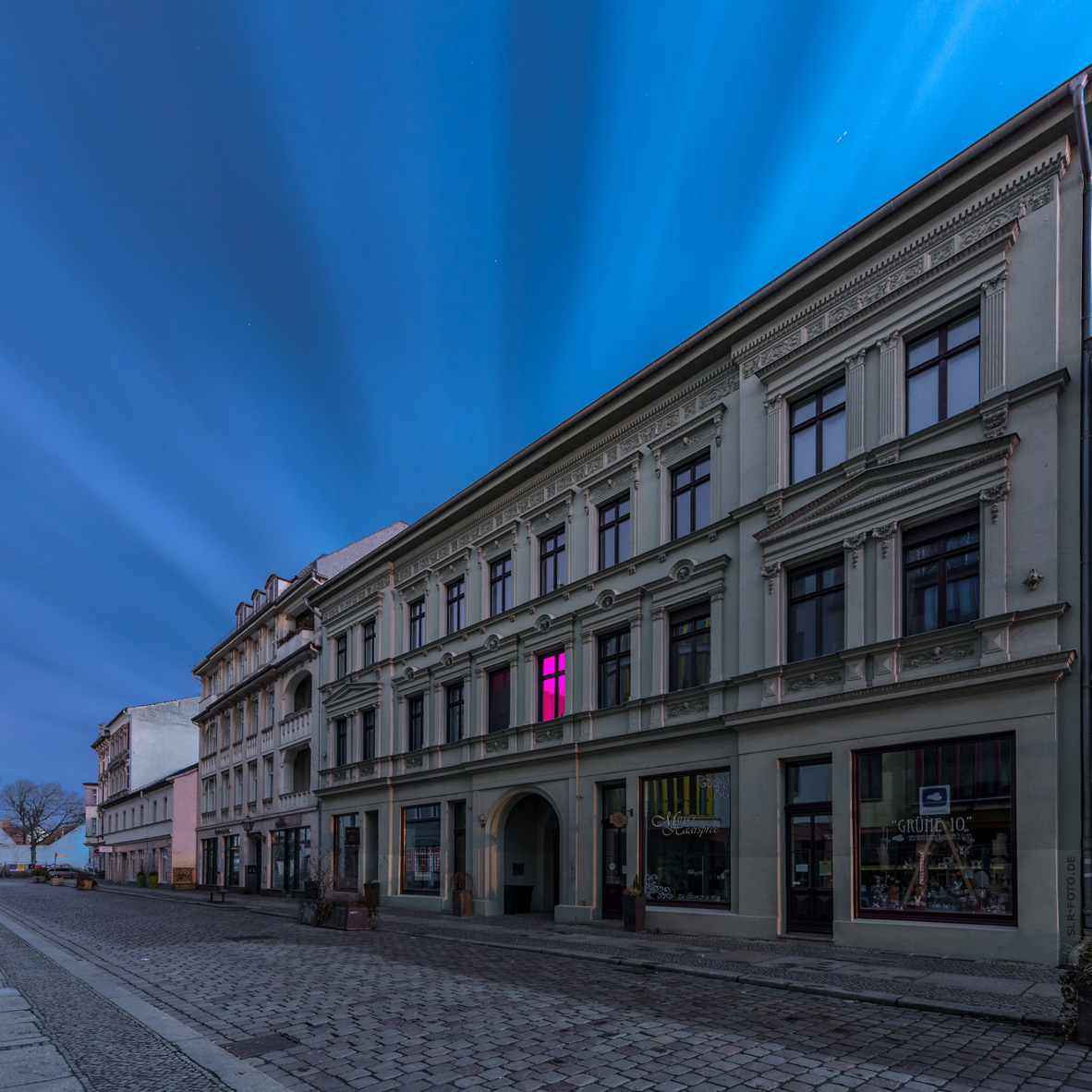 Nachts in der Köpenicker Grünstraße ohne Straßenbeleuchtung bei Vollmond