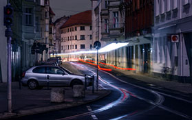 Lichtspuren bei Nacht in der Kietzer Straße bei ausgefallener Straßenbeleuchtung