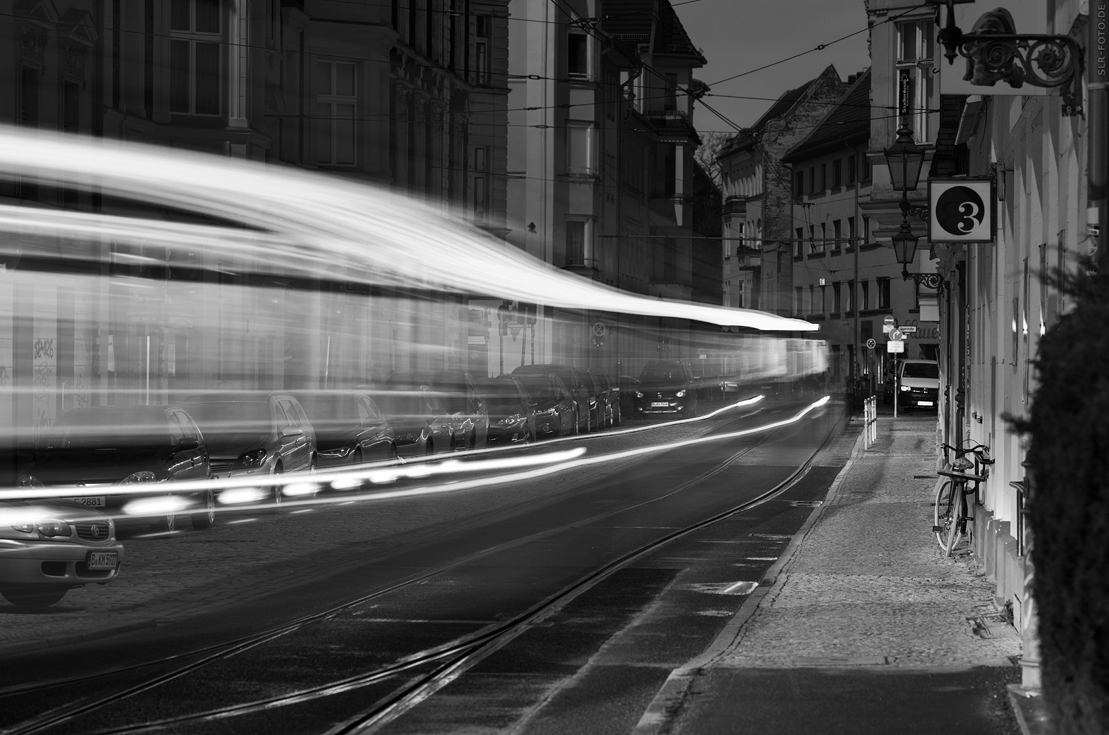 Lichtspuren in der Kietzer Straße bei Nacht mit ausgefallener Straßenbeleuchtung