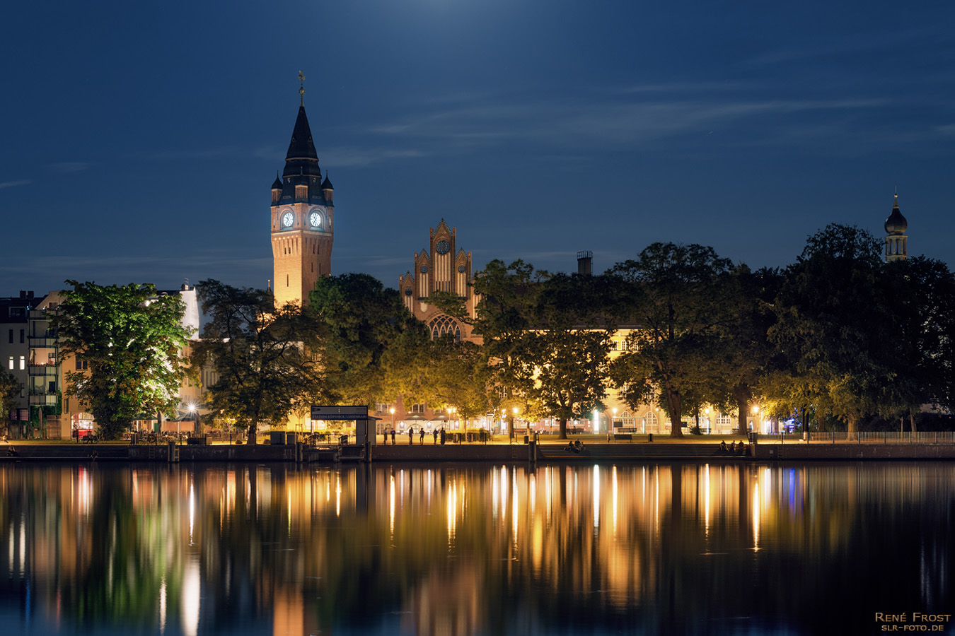 Panorama der Köpenicker Altstadt bei Nacht