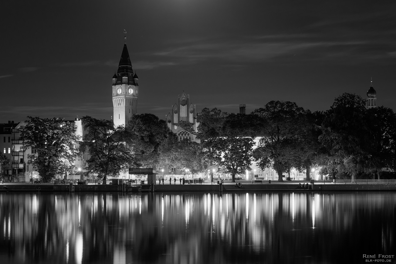 Panorama der Köpenicker Altstadt bei Nacht s/w