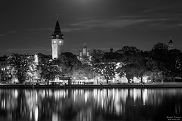 Panorama der Köpenicker Altstadt bei Nacht s/w