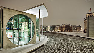 Marie-Elisabeth-Lüders-Haus, Nachtaufnahme, Winter 2010