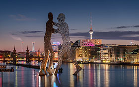 Berlin - Skyline bei Nacht mit Molecule-Man, Oberbaumbrücke und Fernsehturm