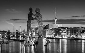 Berlin - Skyline bei Nacht mit Molecule-Man, Oberbaumbrücke und Fernsehturm (s/w)