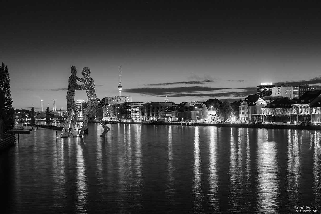 Berlin bei Nacht - Spree-Panorama am Osthafen mit Molecule-Man, Oberbaumbrücke und Fernsehturm (s/w)