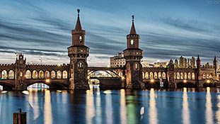 Berliner Oberbaumbrücke bei Nacht - DRI