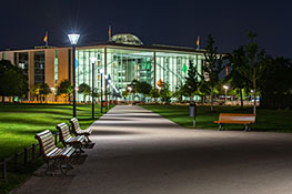 Paul-Löbe-Haus und Spreebogenpark bei Nacht