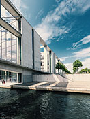 Paul-Löbe-Haus (Nordseite) und Marie-Elisabeth-Lüders-Steg
