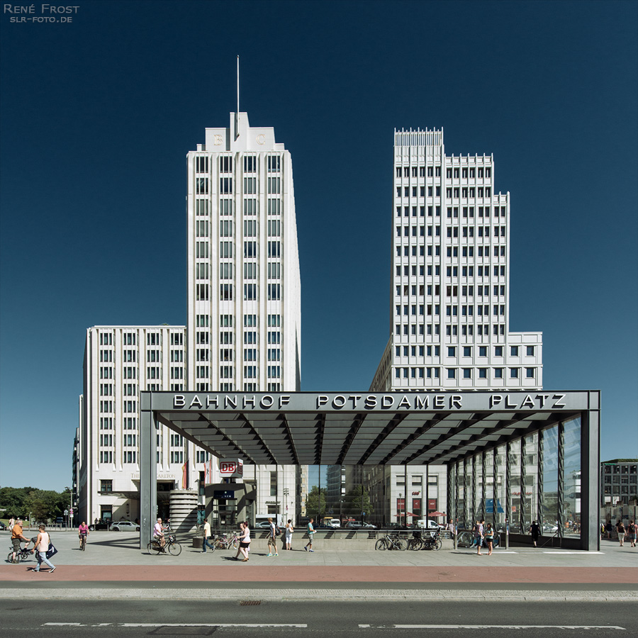 Eingang zum Bahnhof Potsdamer Platz vor dem Beisheim Center