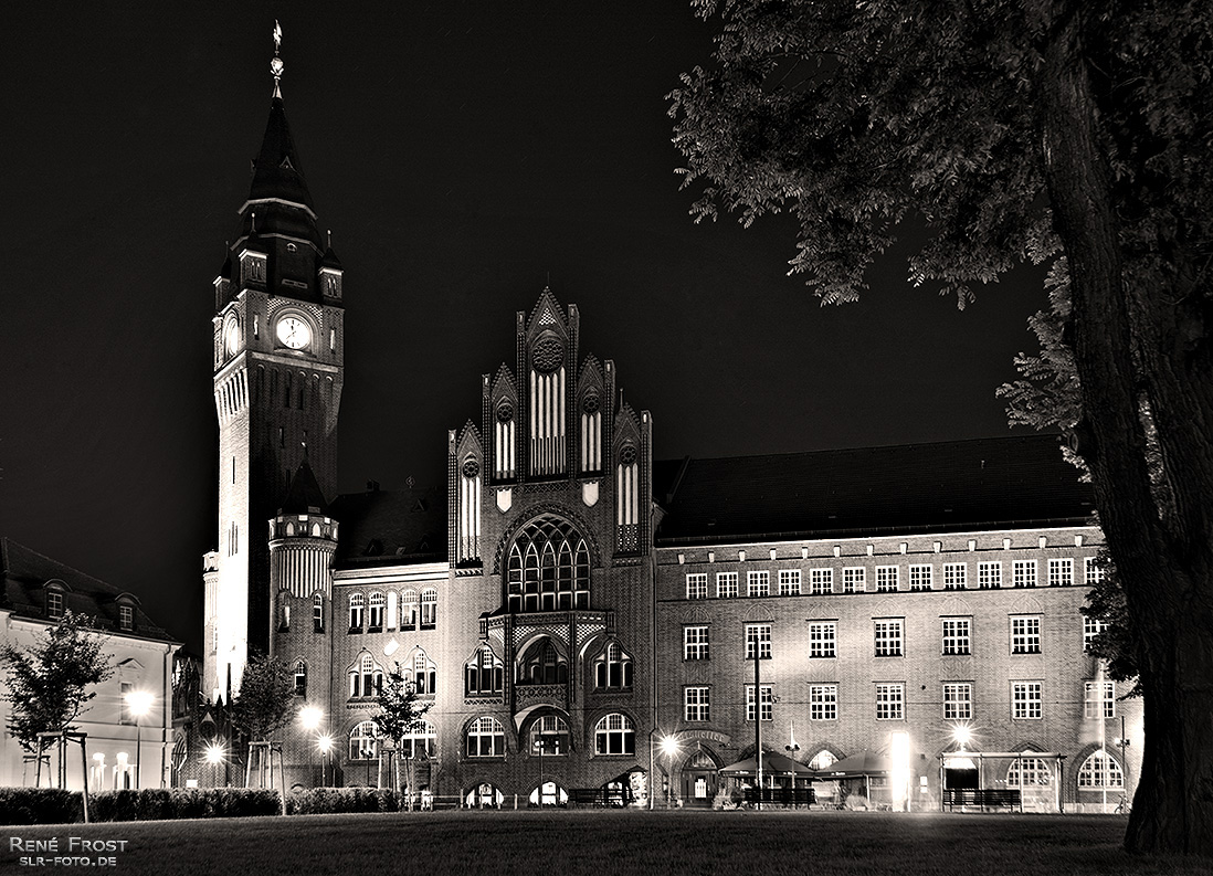 Köpenicker Rathaus in SW bei Nacht