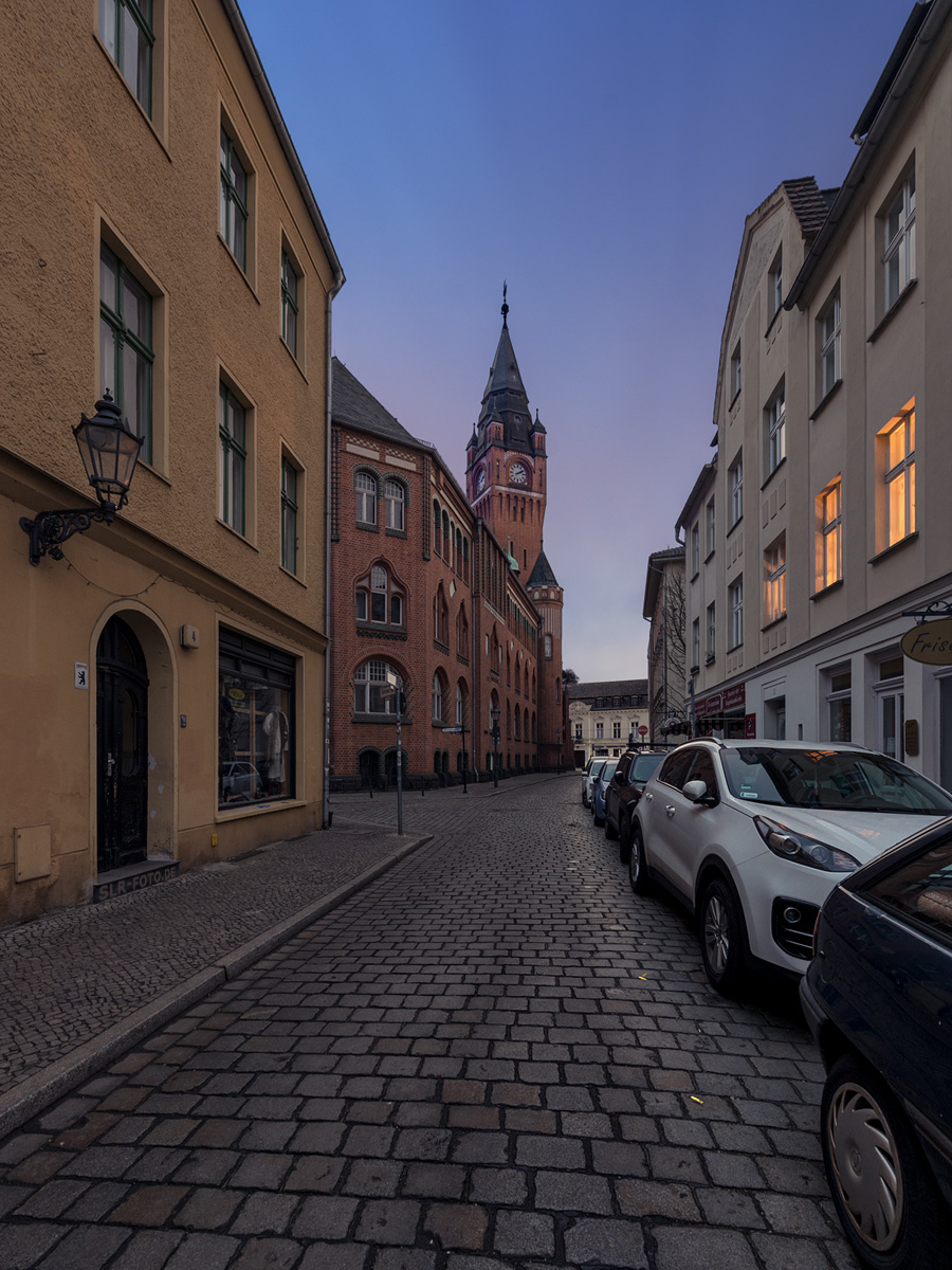 Rathaus Köpenick und Rosenstraße in einer Vollmondnacht ohne Straßenbeleuchtung