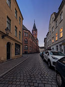Rathaus Köpenick und Rosenstraße in einer Vollmondnacht ohne Straßenbeleuchtung