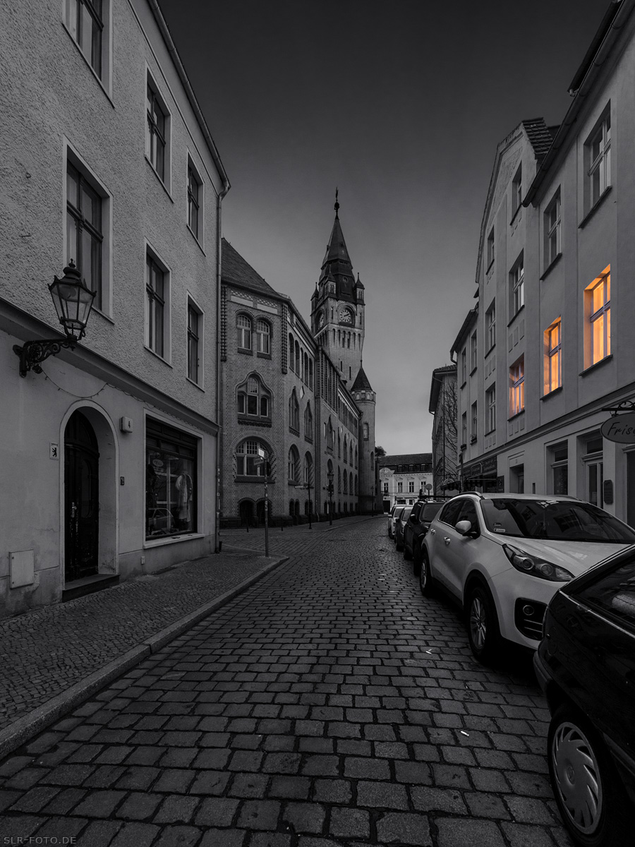 Rathaus Köpenick und Rosenstraße bei Vollmond ohne Straßenbeleuchtung