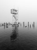 Rettungsturm am Großen Müggelsee bei Nebel