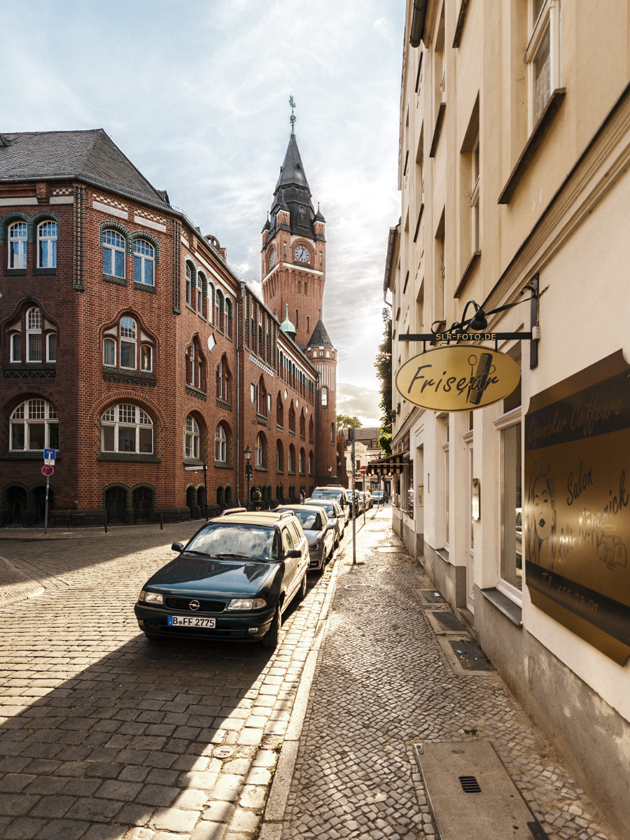 Rathaus Köpenick und Rosenstraße im Gegenlicht