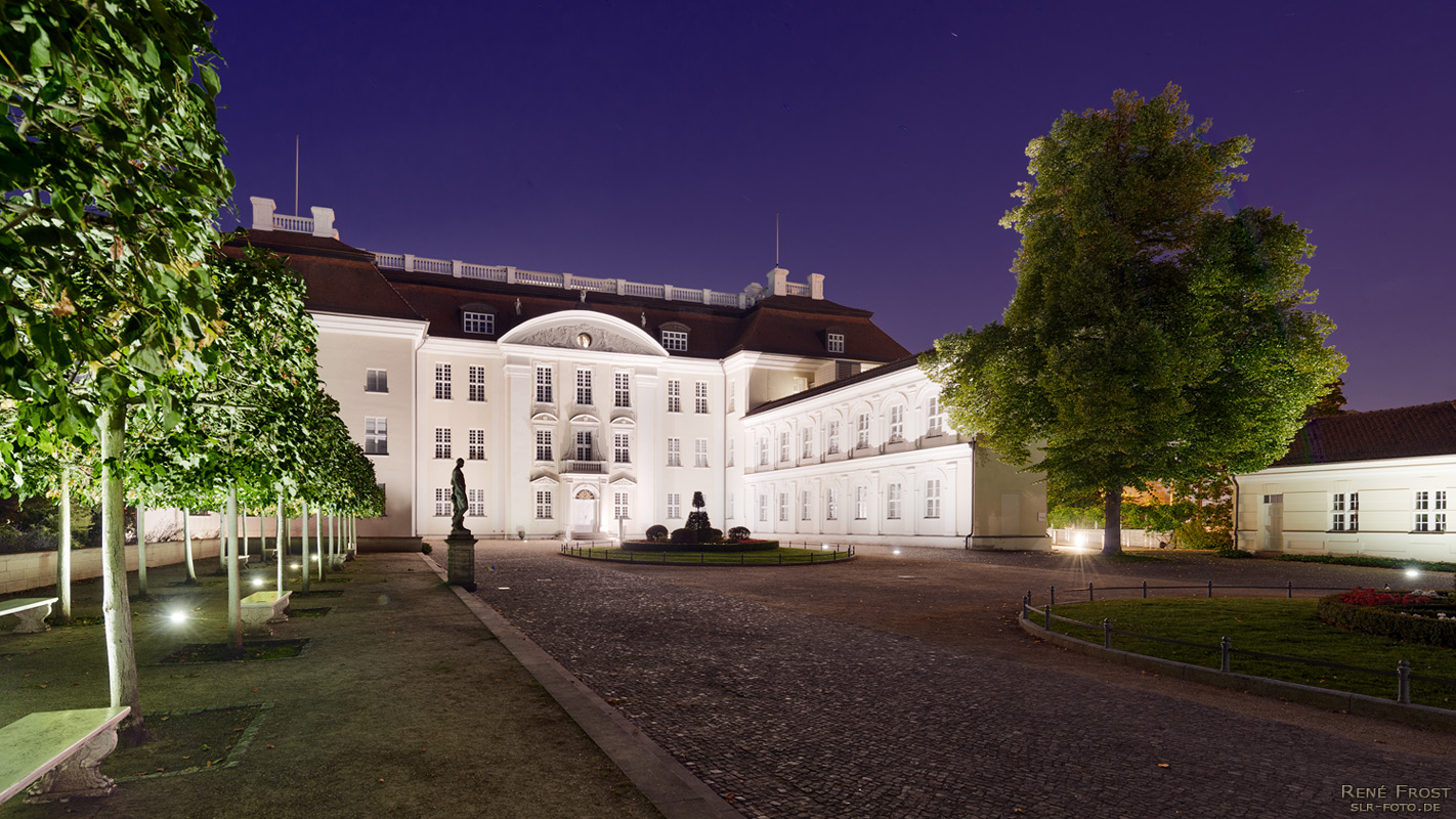 Schloß Köpenick mit Schloßhof bei Nacht