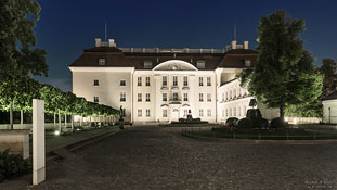 Schloß Köpenick mit Schloßhof bei Nacht II