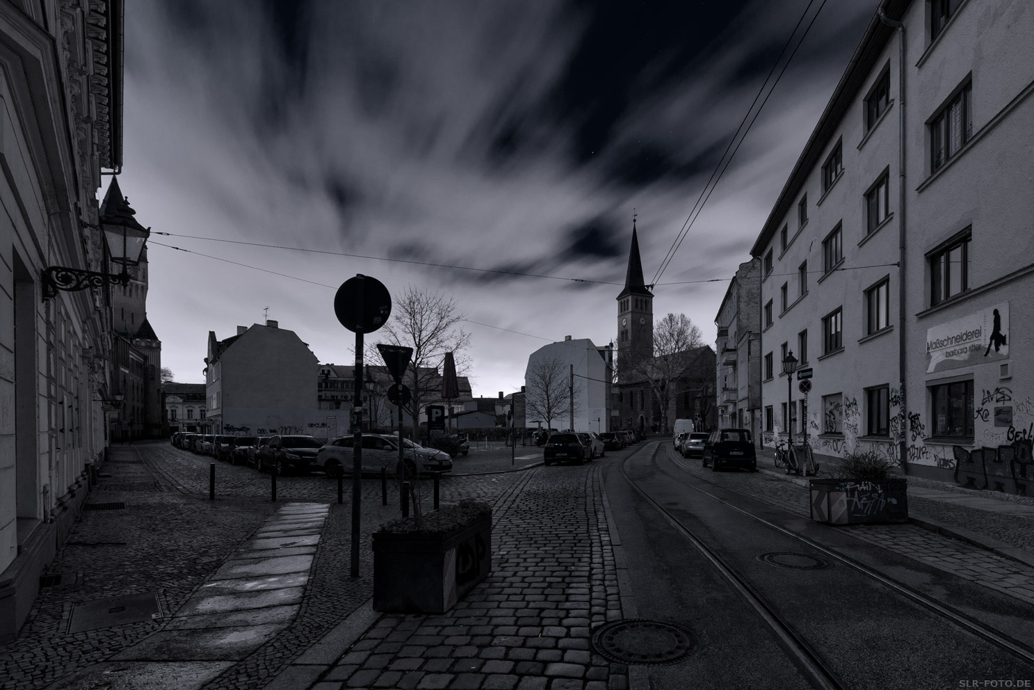 Rosenstraße und Kirchstraße ohne Straßenbeleuchtung bei Vollmond (Stromausfall)