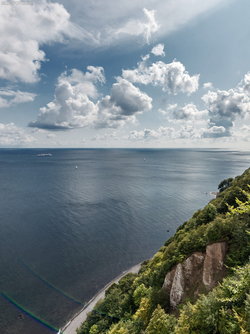 Ostsee-Steilküste - Blick aufs Meer mit Schiffen