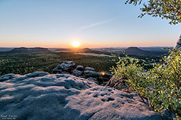 Sächsische Schweiz - Blick vom Gohrisch bei Sonnenuntergang auf Pfaffenstein, Quirl, Königstein und Lilienstein