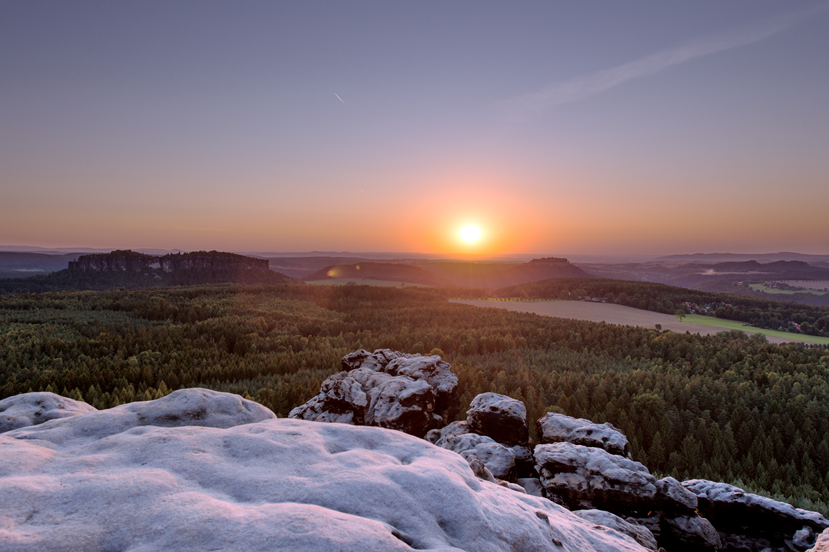Sächsische Schweiz - Blick vom Gohrisch bei Sonnenuntergang auf Pfaffenstein, Quirl und Königstein