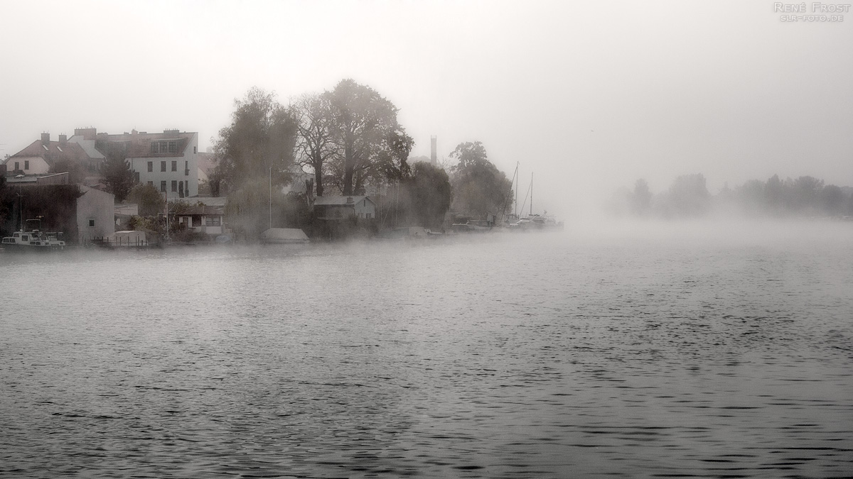 Nebel über einem Fluß in Berlin-Köpenick