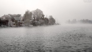 Nebel über einem Fluss