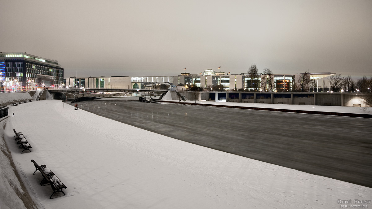 eiskaltes Spreepanorama II bei Nacht - Winter 2010