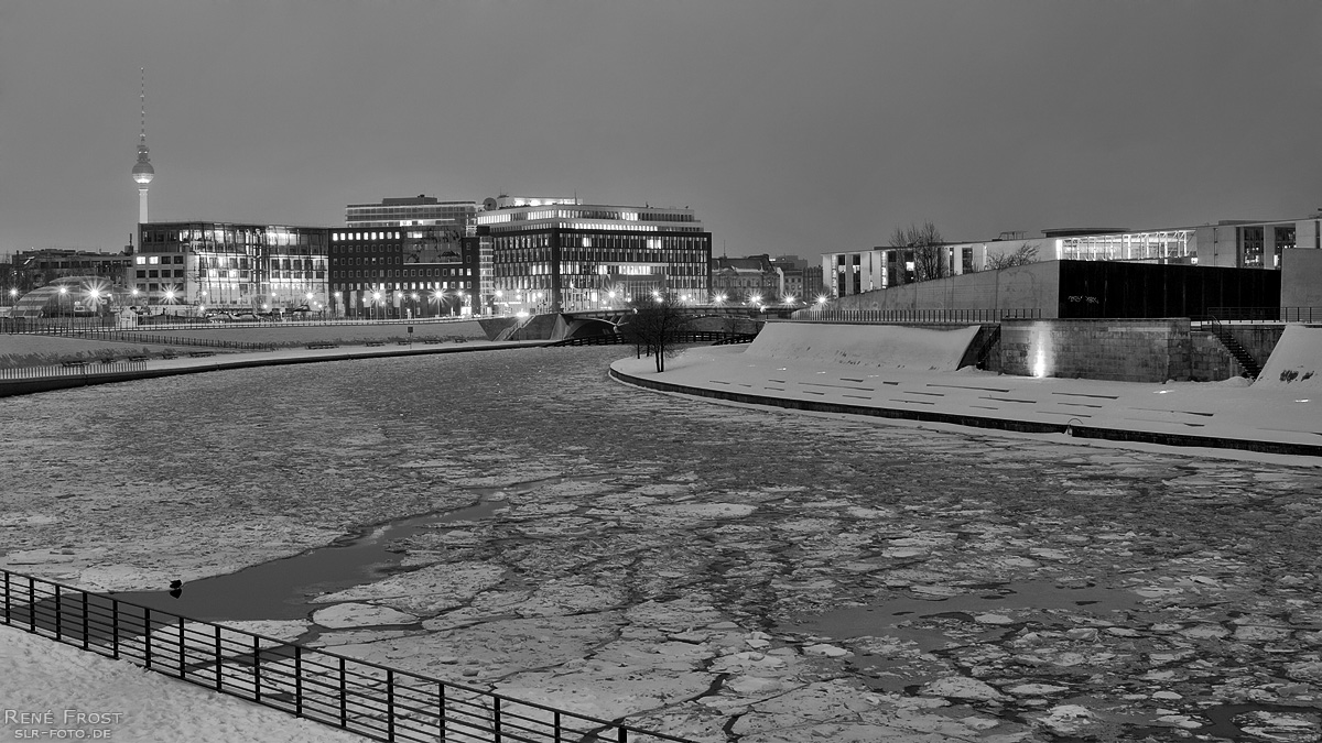 eiskaltes Spreepanorama bei Nacht - Winter 2010