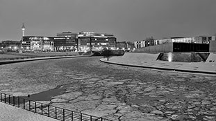 eiskaltes Spreepanorama bei Nacht, Berlin