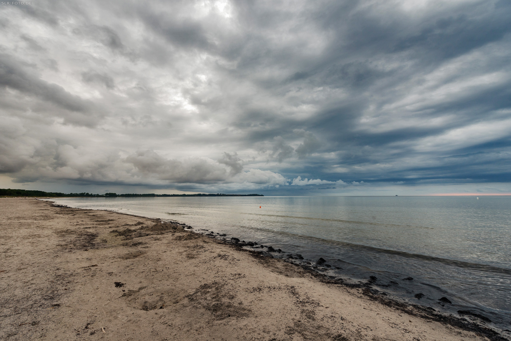 Ostsee bei Sonnenaufgang - Strand und Wolken