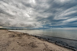 Ostsee bei Sonnenaufgang - Strand und Wolken