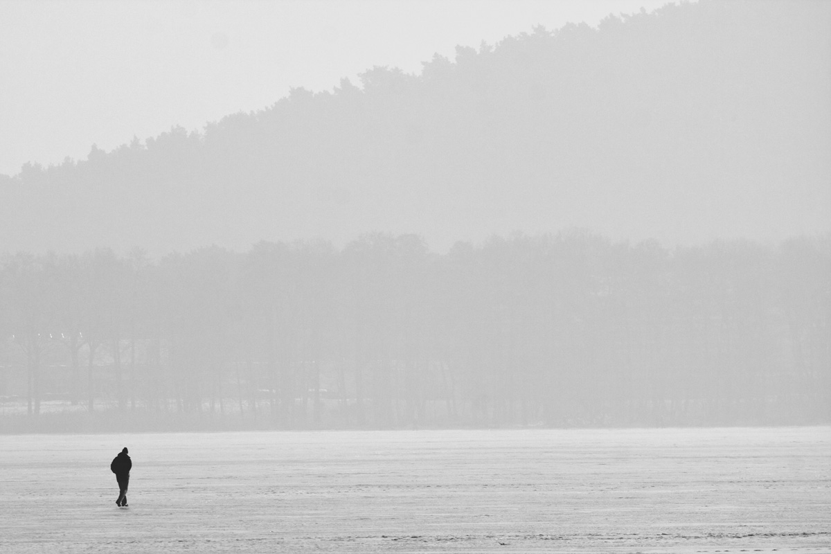 Allein auf dem zugefrorenen See