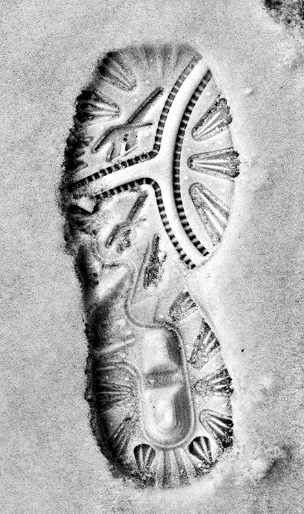 Schuhabdruck im Schnee (optische Täuschung)
